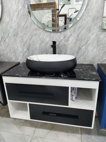 переходник ide sata: Qara mərmər başlıqlı, ağ və qara rəngli müasir lavabo dolabı. Aşağı