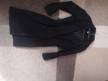 Kaputi: Ženski kaput, crne boje. Cena za jedan. Veličina M - Model na lalafo.rs — 8 Kaputi: Ženski kaput, crne boje. Cena za jedan. Veličina M - Model — 8