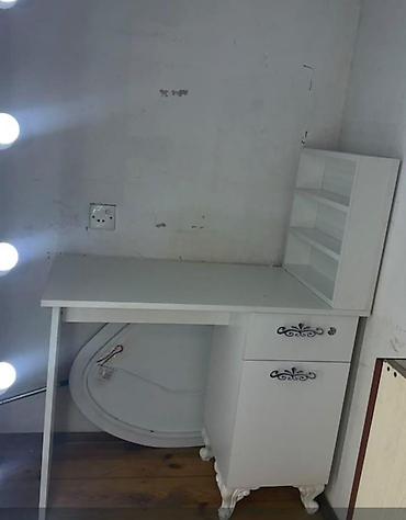 Salon masaları: İşlənmiş, Manikür üçün masa — 1