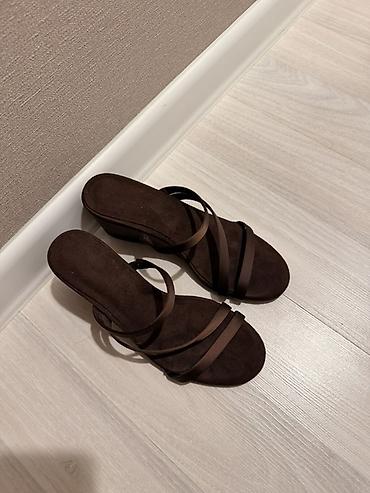 сланцы: Босоножки, 36, Stradivarius, Новый, цвет - Коричневый — 2