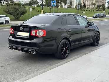 Volkswagen Jetta: 1.6 l | 2010 il Sedan — 2