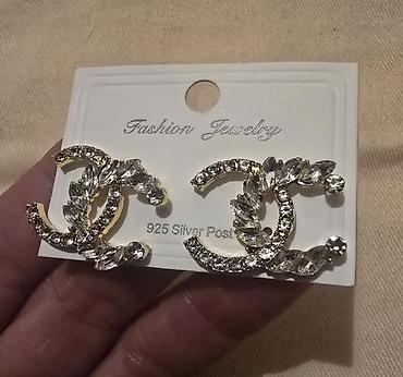 alp crystal swarovski: Mindjuše CC znak sa cirkonima, zlatne boje, bizuterija. Kao chanel — 5