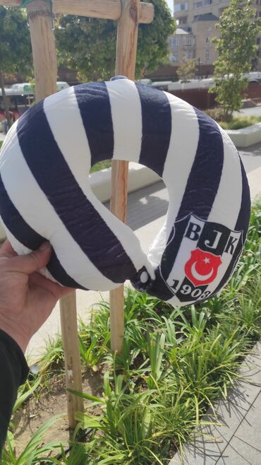 Avtomobil üçün alətlər: Beşiktaş (BJK) temalı U formalı boyun yastığı - Rəng: Qara-ağ zolaqlı