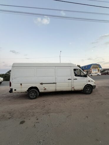 дом на колесо: Грузовой фургон Mercedes-Benz Sprinter белого цвета, предназначенный