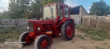 Traktor qoşquları: Kənd təsərrüfatı ehtiyacları üçün nəzərdə tutulmuş qırmızı rəngli