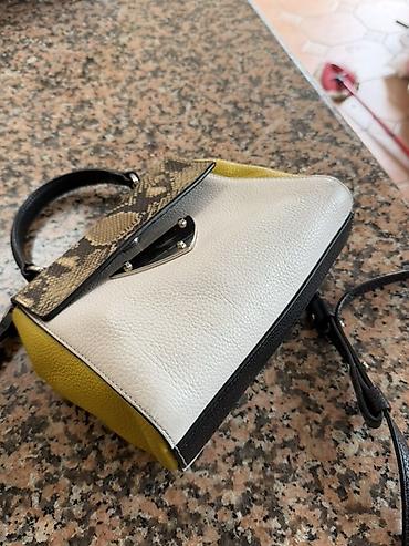 Çantalar: Coccinelle qadın çantası - Model: kiçik/orta ölçülü top-handle və — 3