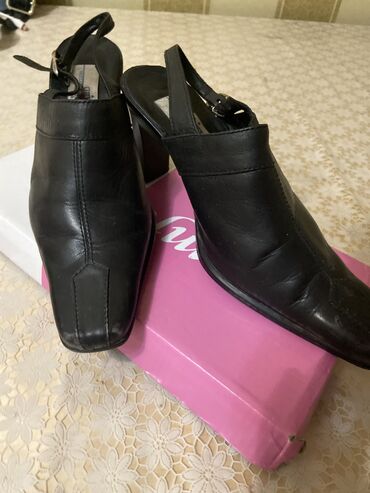 каблуки черные: Туфли 35, цвет - Черный