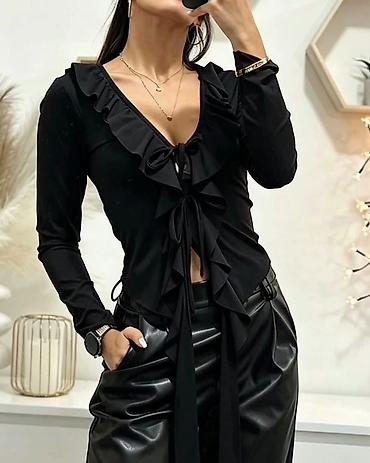 iris cuprija: Ženska bluza s volanima i dugim rukavima

Bluzica: 2100 dinara
S M L — 2