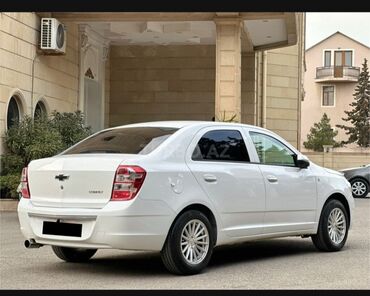 Chevrolet: Chevrolet Cobalt, ağ rəng, sedan gövdə. Xüsusiyyətlər: - Avtomat — 11