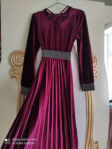 elegant: Bənövşəyi-bordo rəngdə, məxməri fakturalı qadın paltarı. - Uzunqol, V — 3
