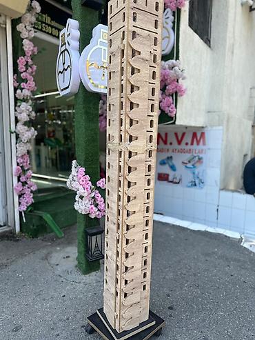 Eynek vitrini stendi tam sayini bilmirik ama coxlu eynekler gedir