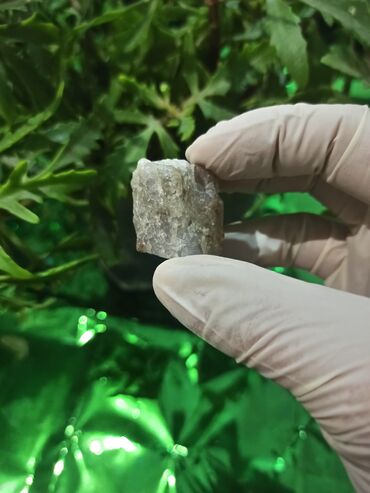 Qiymətli daşlar: Təbii mineral nümunəsi – şəffaf-boz kristallı quruluşlu və işıq — 8