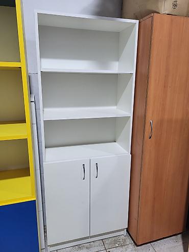 kitab skaflari: Ağ rəngli kitablıq/şkaf - Dizayn: Üst hissədə 3 açıq rəf, alt hissədə — 2