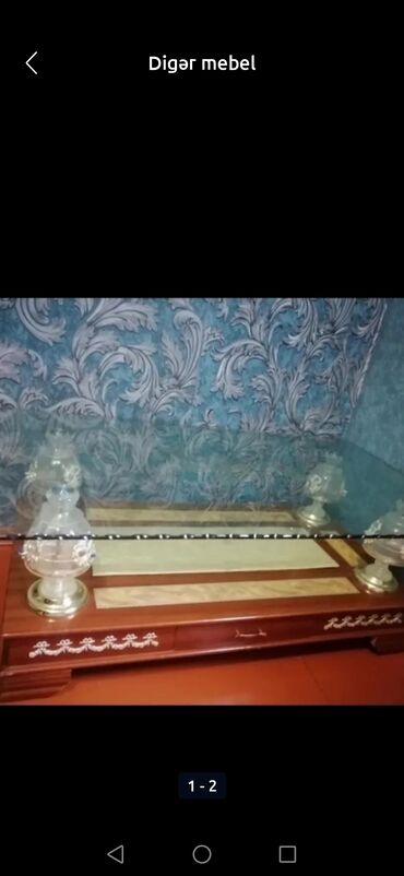 mebel bəzəmək: Qəhvəyi rəngdə, şüşə səthli, oyma naxışlı, klassik üslubda televizor