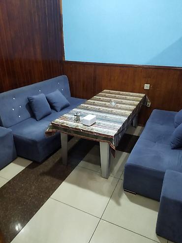 Комплекты диванов и столов: Məhsul: Kafe/istirahət guşəsi üçün yumşaq mebel dəsti və masa Təsvir — 1