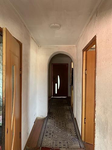 Продажа коттеджей и домов: Продаётся жилой дом с приусадебным участком. Дом находится в центре at lalafo.kg — 7 Продажа коттеджей и домов: Продаётся жилой дом с приусадебным участком. Дом находится в центре — 7