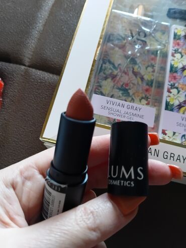 Šminka: Set kozmetike – više brendova Sadržaj: - Vivian Gray poklon set — 4