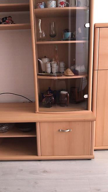 study table: Гостиная стенка из ЛДСП в светло-буковом оттенке с металлической — 2