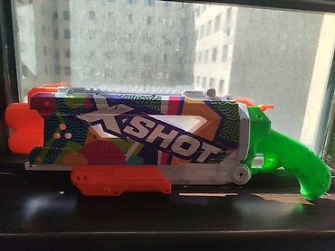 magic box: Игрушечный бластер X-Shot. - Яркий дизайн с многоцветным принтом и — 1