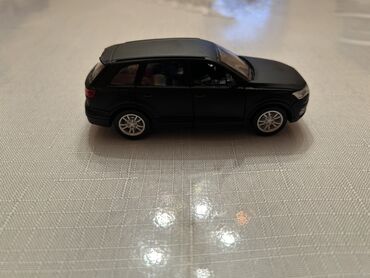 Avtomobil modelləri: Maqnitli qapıları olan metal oyuncaq SUV maketi - Gecəqara rəngli — 3