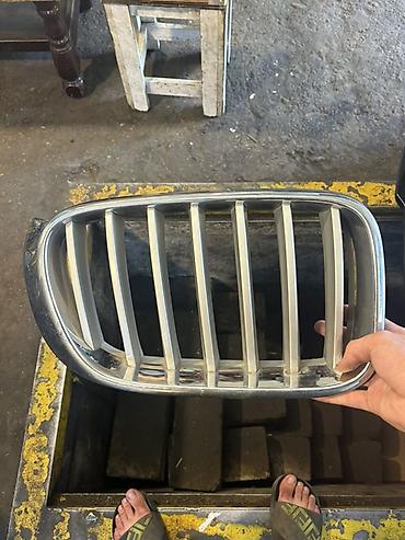 orta panel: BMW “kidney” radiator barmaqlıqları (sol və sağ cütlük) - Orijinal — 1