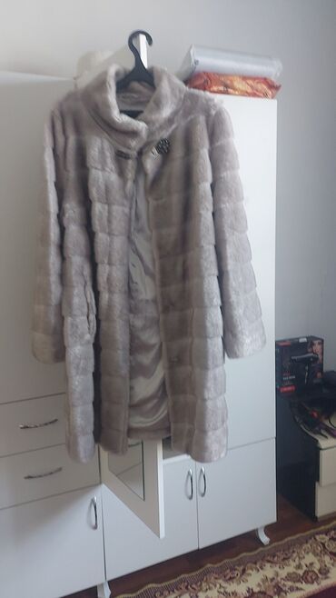 женские шубы из волка: Zərif dizaynlı qadın kürkü - Rəng: açıq boz/şampan tonları - Uzunluq