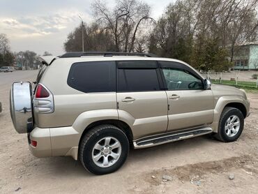 хундай кана: Автомобиль Toyota Land Cruiser Prado золотистого цвета с черными