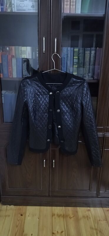 утепленная детская куртка: Куртка, ветровка.Цвет: черный, размер 36-38. Состояние: хорошее