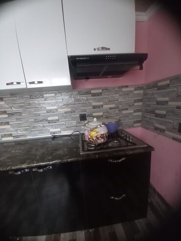 Mətbəx mebeli: Mətbəx mebeli dəsti - Üst modul: ağ rəngli şkaflar, biri şüşəli — 3