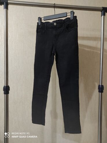 женские джинсы на резинке: Джинсы и брюки, цвет - Черный, Б/у