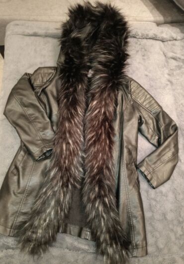 jakna prirodno krzno: Na prodaju, crna jakna od veštačke kože, sa kapuljačom,malo nošena