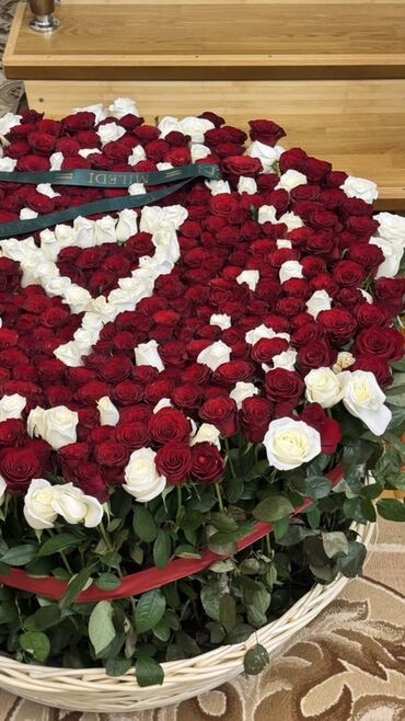 съедобный букет: Подарочная композиция из роз в плетёной корзине - Крупная круглая