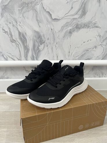 lining мужская куртка: Оригинальные кроссовки Li-Ning — размер 41, цвет чёрный Продаю