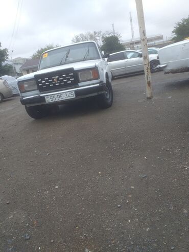 kvadrasikl satılır: VAZ 2107 sedan, ağ rəng. - Kuzov: 4 qapı, qara plastik bamperlər