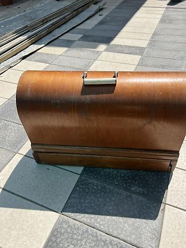 macbook 16: Механическая швейная машина с ручным приводом на деревянном основании — 2