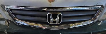акорд 2001: Решётка радиатора Honda accord с центральной эмблемой H на 2001 года — 1