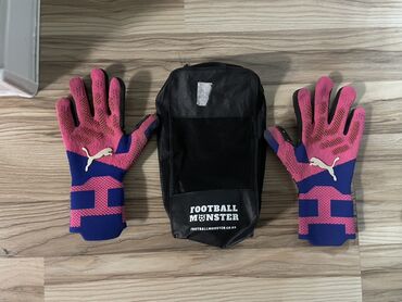 детские вратарские перчатки: Перчатки футбольного вратаря Puma розового цвета с синими и черными