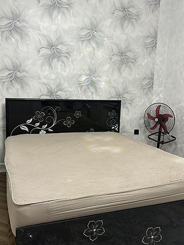 Двуспальные кровати: Двуспальная кровать, Б/у, С матрасом, длина - 200 см — 1
