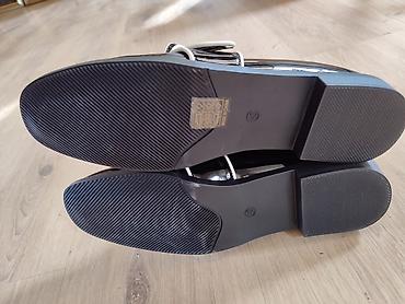 torbe b: Ženske mokasine – lak crna, sa belim kontrasnim detaljima - Model — 3