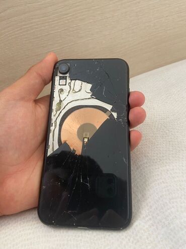 пленочный фото: IPhone Xr, Б/у, 128 ГБ, Черный, Чехол, 75 %