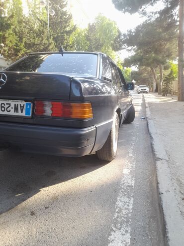 mercedes ölüxanası: Mercedes-Benz 190: 2 л | 1989 г. Седан
