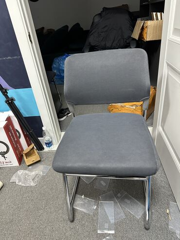 офисные мебель: Продаю офисные стулья практически новые