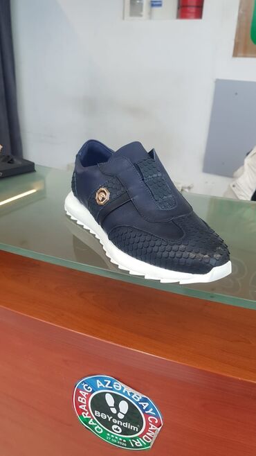 kişilər üçün trusu dəsti: Kişi idman ayaqqabıları – 2 fərqli model 1) Tünd lacivərt slip-on