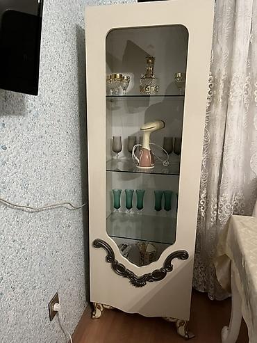 Zərif vitrin şkaf - Material: MDF korpus, ön hissə şüşə qapı ilə -