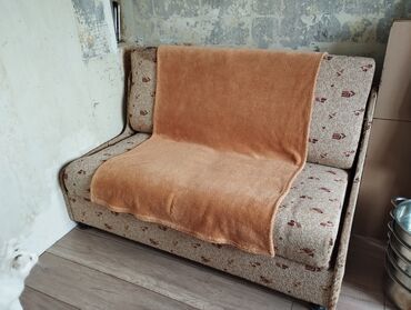 односпальная диван: Диван-кровать, цвет - Бежевый, Б/у