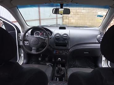 Chevrolet: , ağ rəng, 5 qapılı hetçbek. Xüsusiyyətlər: - Sürət qutusu: mexaniki — 9