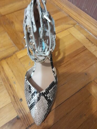 nike qaçış üçün qadın krossovkaları: 35 razmer. Guess qadın tuflisi - Brend: GUESS (daxili üzlükdə loqolu