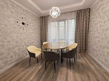 Продажа полдома: Продается двух этажный дом 🏡 Понарамные окна 🪟 250кв 📐 На первом — 9