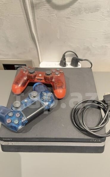 baku electronics playstation: Sony PlayStation 4 konsolu, iki ədəd şəffaf nəzarətçi ilə birlikdə