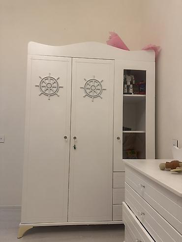 Мебель: Uşaq otağı üçün ağ rəngdə mebel dəsti Tərkibi: - 3 qapılı şkaf: İki — 2